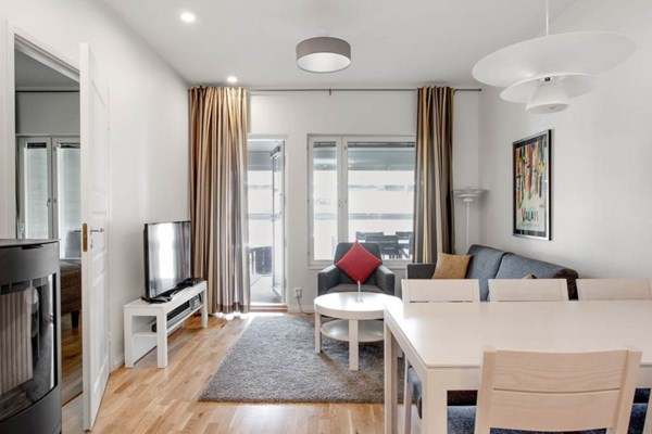 Allrum med utgång till inglasad uteplats