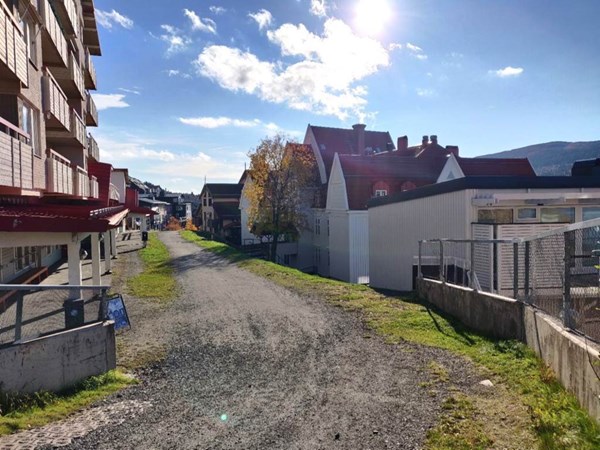 Skidbron ned mot torget