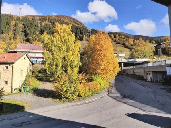 Utsikt upp mot kabinbanan från balkongen