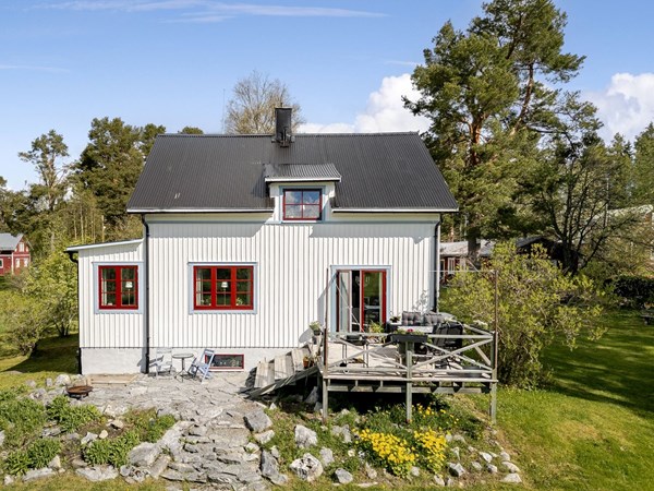 Husets baksida med uteplats